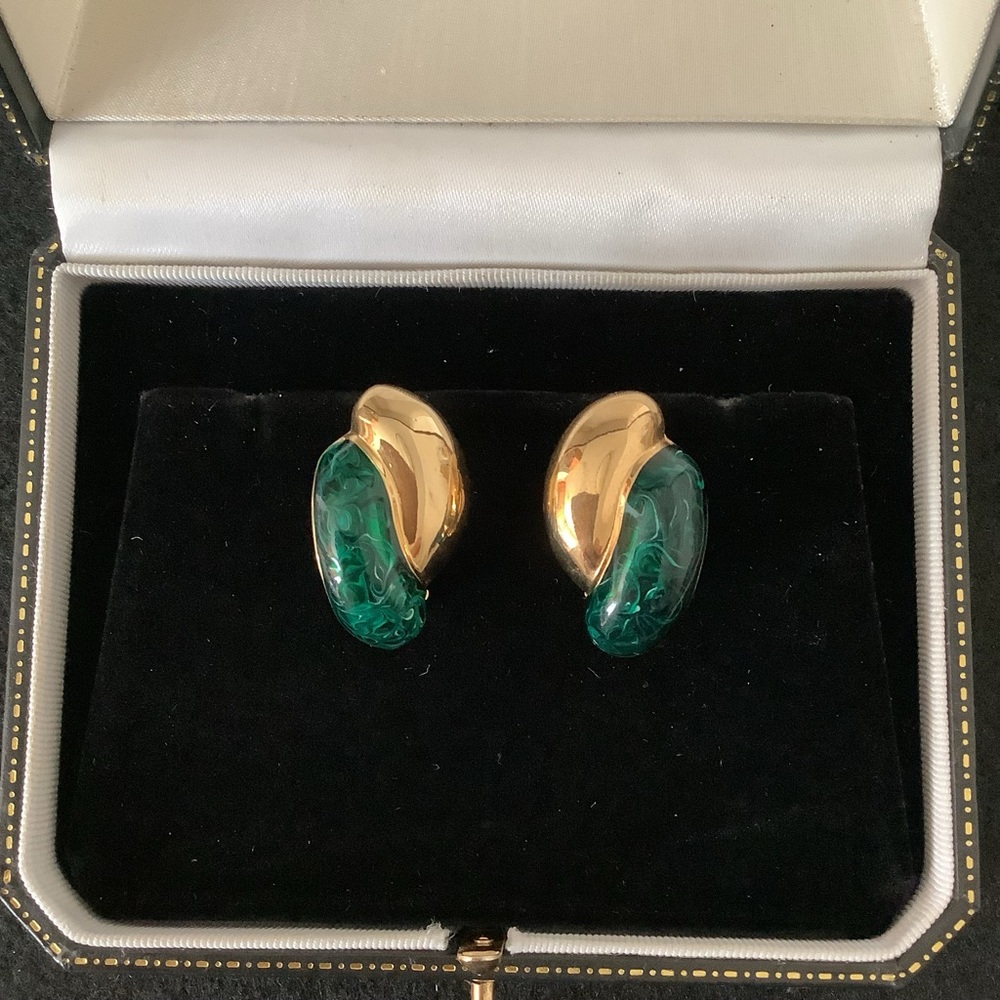 Vintage CAROLEE clip on earrings.
